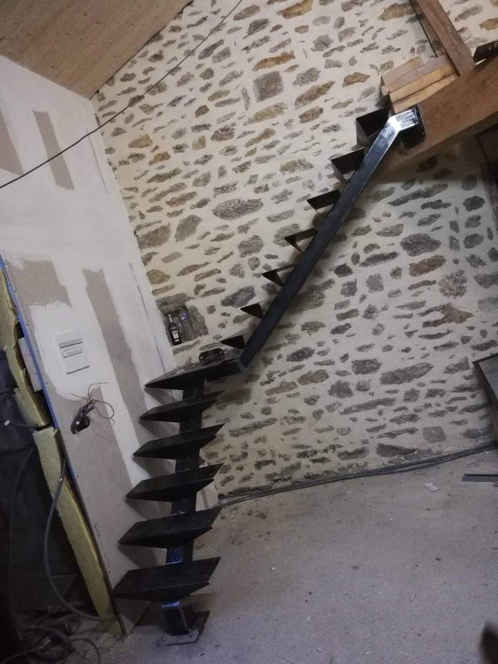 Escalier moderne avec un limon central en métal Le Monastier-sur-Gazeille