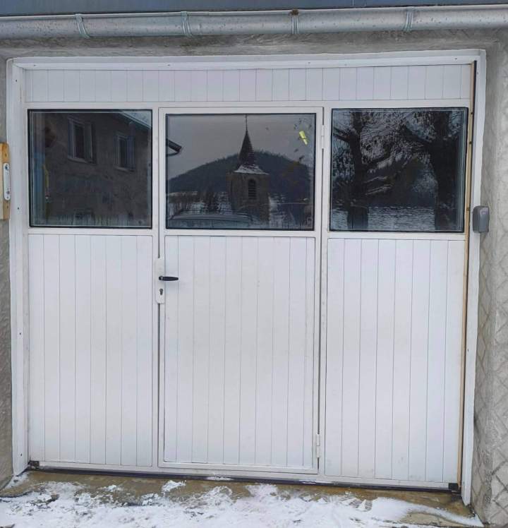 Porte de garage battante en aluminium blanc à trois vantaux Le Monastier-sur-Gazeille