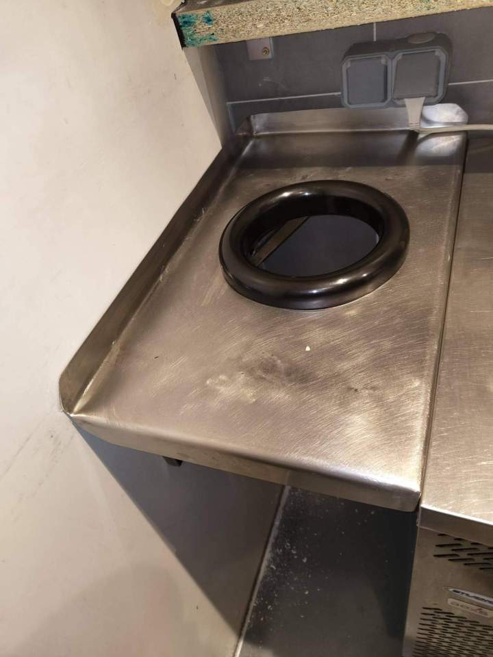 Surface de cuisson en acier inoxydable dun réchaud professionnel Le Monastier-sur-Gazeille