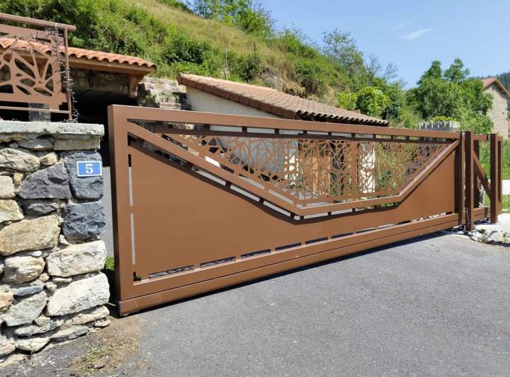 Portail coulissant en aluminium marron Le Monastier-sur-Gazeille