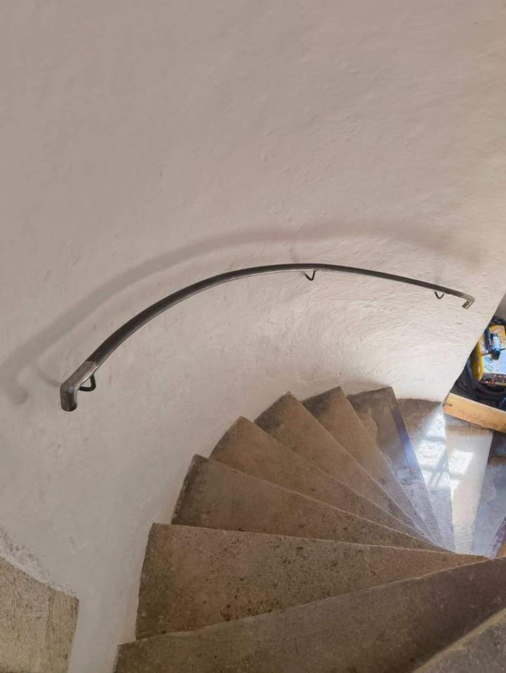 Main courante métallique incurvée pour escalier Le Monastier-sur-Gazeille
