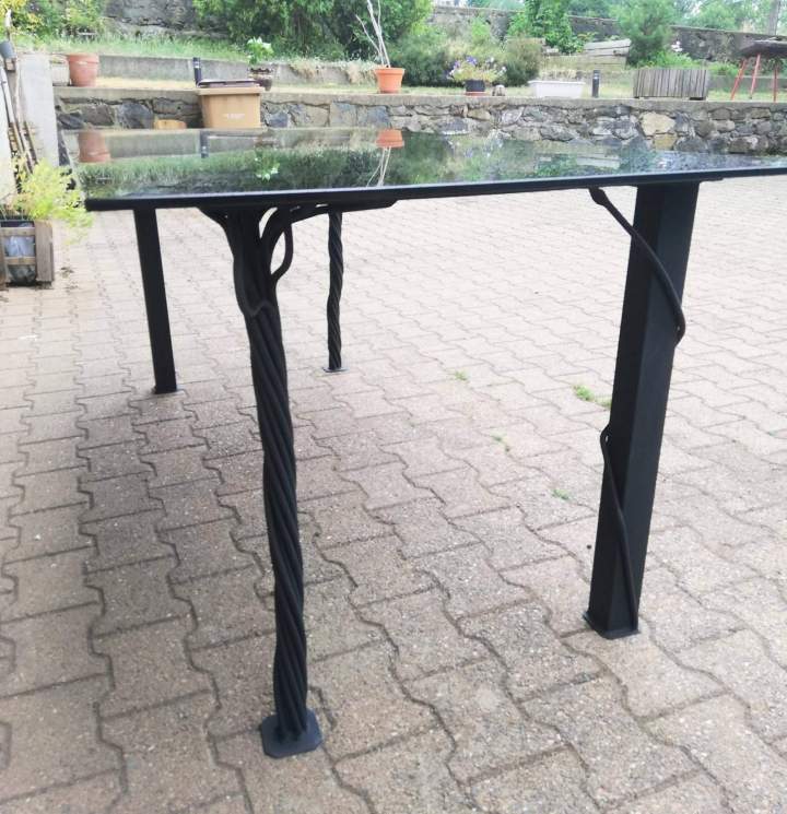 Table avec un plateau en verre et des pieds en fer forgé torsadé Le Monastier-sur-Gazeille