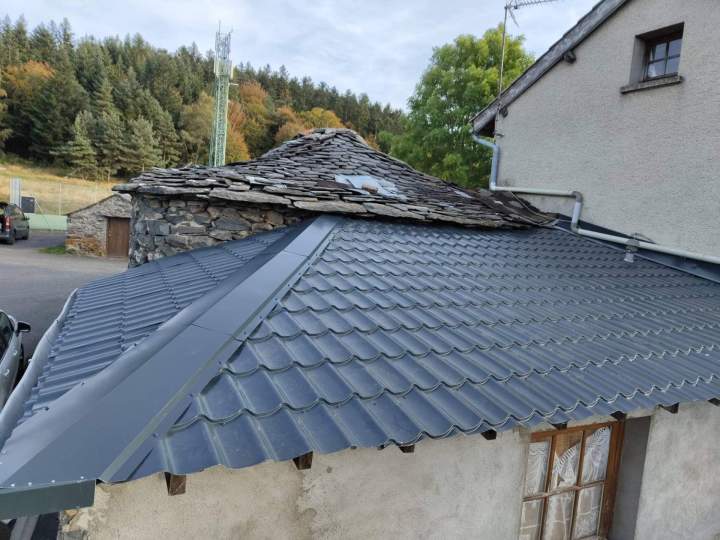 Toiture en tuiles métalliques ondulées Le Monastier-sur-Gazeille
