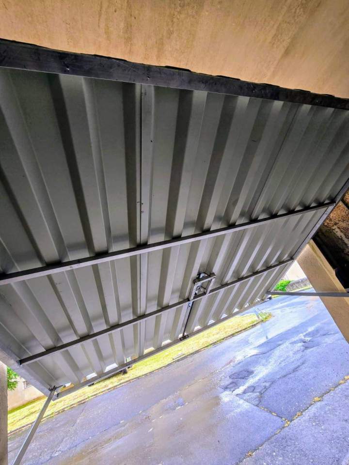 Porte de garage basculante en métal Le Monastier-sur-Gazeille