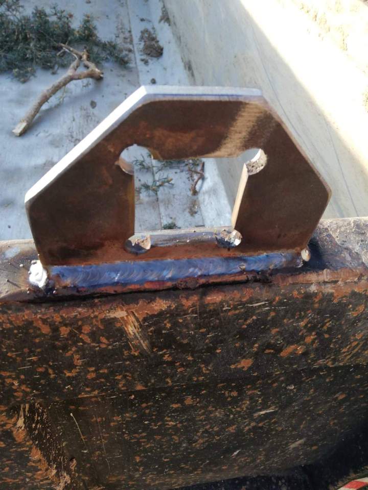 Attache soudée sur un godet Le Monastier-sur-Gazeille