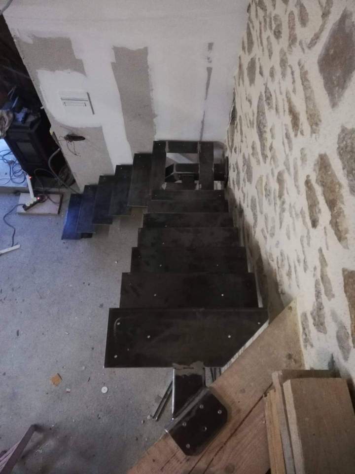 Escalier métallique en cours dinstallation Le Monastier-sur-Gazeille