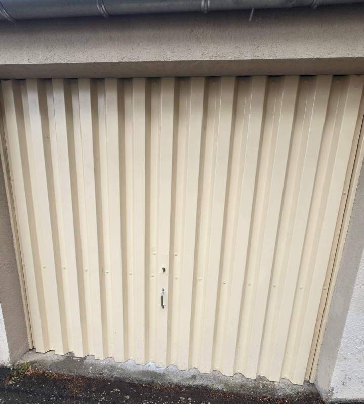 Porte de garage mtéallique beige crème Le Monastier-sur-Gazeille