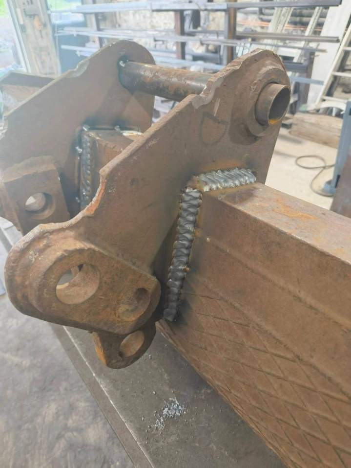 Soudure coupleur rapide pour excavatrice en métal Le Monastier-sur-Gazeille