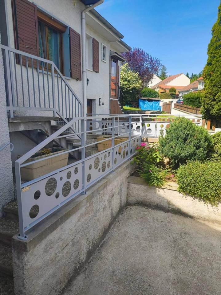 Escalier en métal avec garde-corps assorti Le Monastier-sur-Gazeille